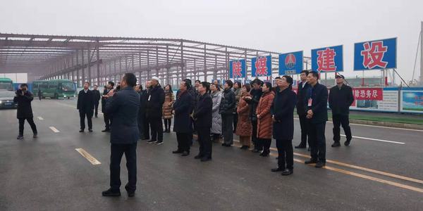 省人大代表观摩团一行到渭南南京金龙电动车项目现场查看工程进度