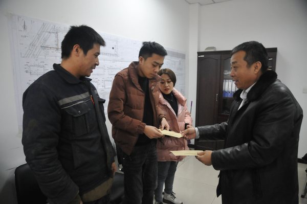 陕煤建设掘进公司：节前慰问困难员工 真情关爱暖人心