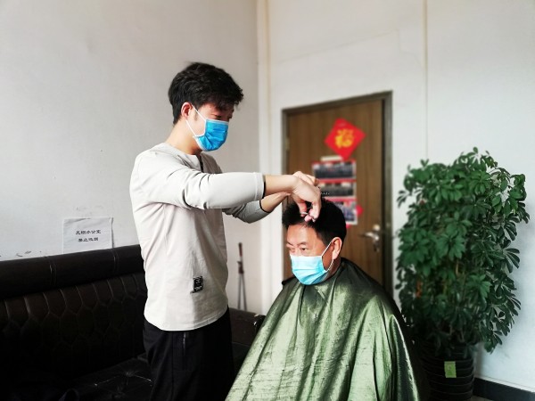 战“疫”期间“义务理发师”