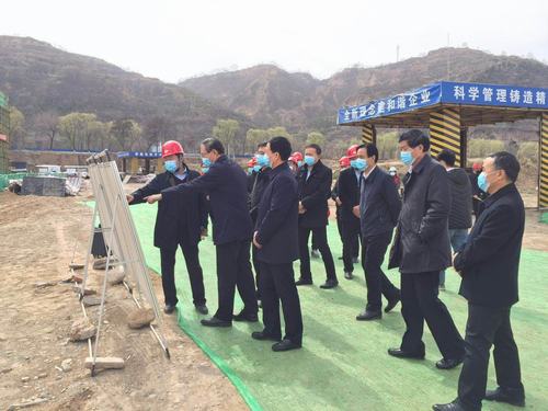 咸阳市纪委书记实地督导游客接待中心项目工程疫情防控及复工复产工作