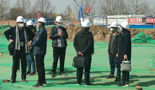 中央储备粮西安直属库有限公司西安分公司处长陈红莅临天工公司承建的中储粮项目部检查指导工作