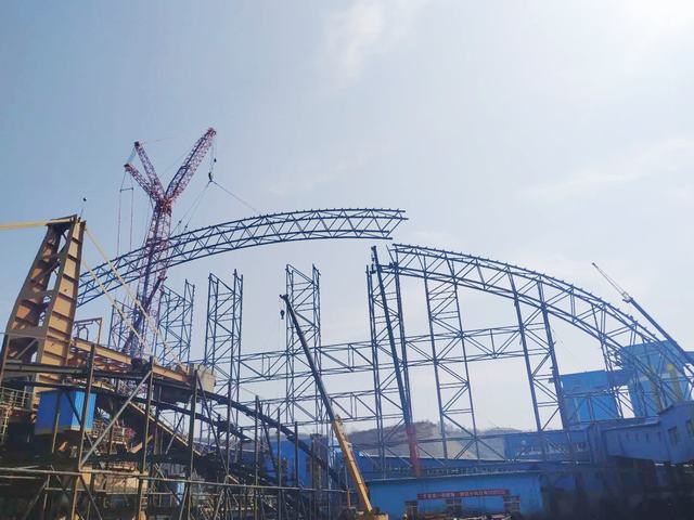 陕煤建设洗选煤运营公司:清水川储煤场封闭工程第一榀28轴A、B段管桁架吊装完成
