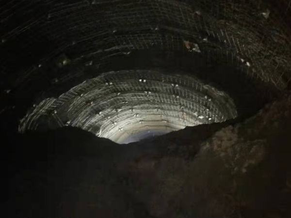 陕煤建设矿建二公司小保当项目部二号煤矿13盘区1-1煤变电所与1-1煤北翼回风大巷顺利贯通