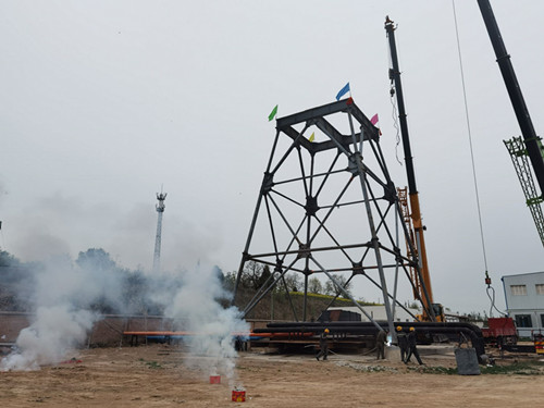 陕煤建设机电安装公司承建的小庄矿白家宫进风立井井架吊装完成