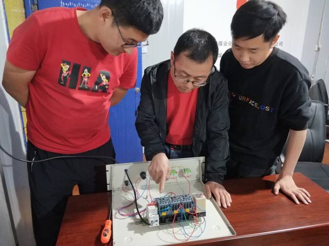 陕煤建设洗选煤运营公司柠条塔运营项目部:废旧电箱巧变“练兵场” 导师带徒实操出奇招