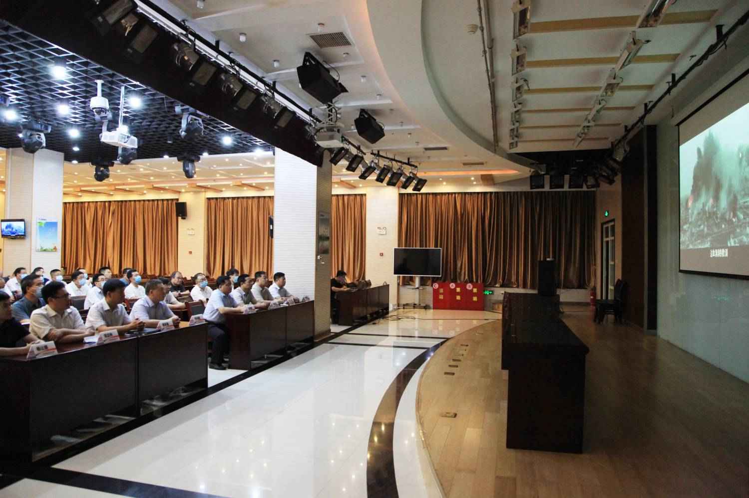 陕煤建设组织观看“安全生产月”宣传教育片