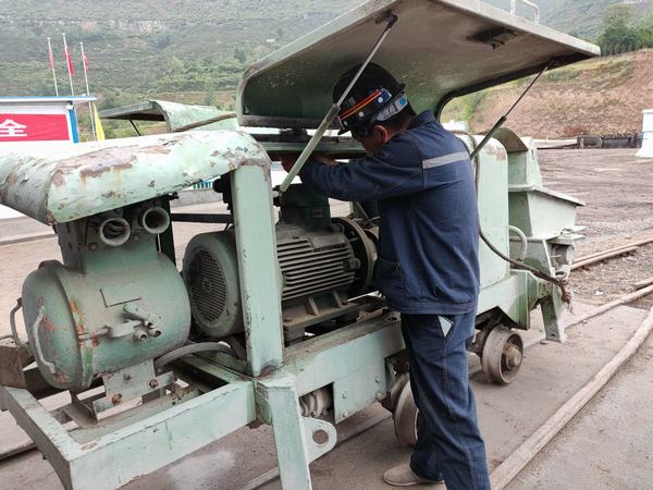 陕煤建设矿建二公司：安全生产月里的机电护航行动