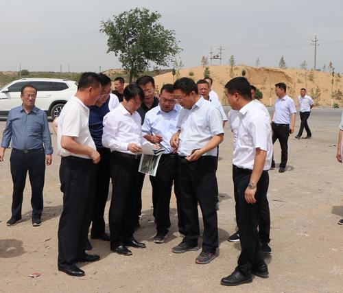 榆林市副市长张胜利莅临路桥分公司靖神铁路项目部现场调研征地拆迁工作