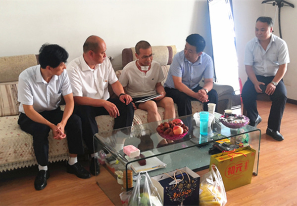 陕煤建设矿建三公司：慰问生病职工 送去关怀温暖