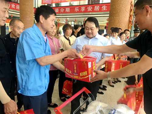 陕煤建设大秦公司：让小区保安和工勤人员“清凉一夏”