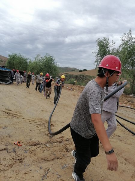 陕煤建设天工公司安装三部连续奋战十四小时成功敷设电缆