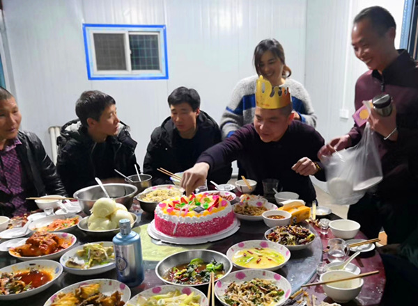 陕煤建设矿建三公司崔木项目部开展为职工过生日活动