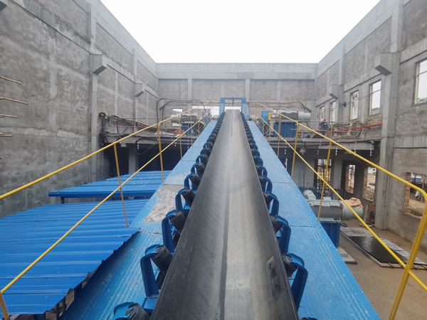 陕煤建设矿建二公司承建车村煤矿一号井主斜井胶带输送机成功试运转