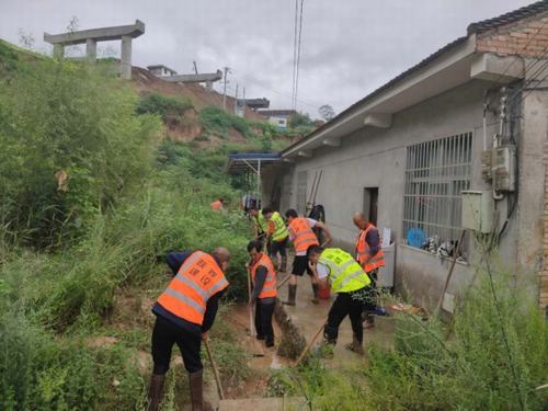 青年突击勇担当，助民防洪显形象