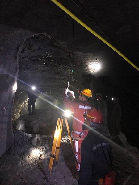 陕煤建设矿建二公司冶坪项目部1302工作面运输联络巷顺利贯通