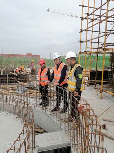 陕煤建设铜煤公司领导双节前夕深入施工现场看望慰问一线职工