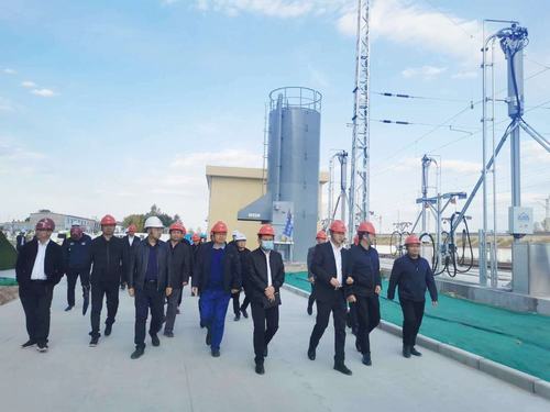 陕西省国资委宣传处及各媒体采访团深入靖神铁路孟家湾机辆中心建设项目施工现场