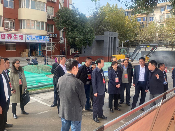 西安市新城区政协委员张炜一行深入陕煤建设澄合分公司老旧小区改造项目观摩指导工作