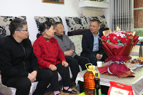  情系职工送关爱  爱在重阳暖人心