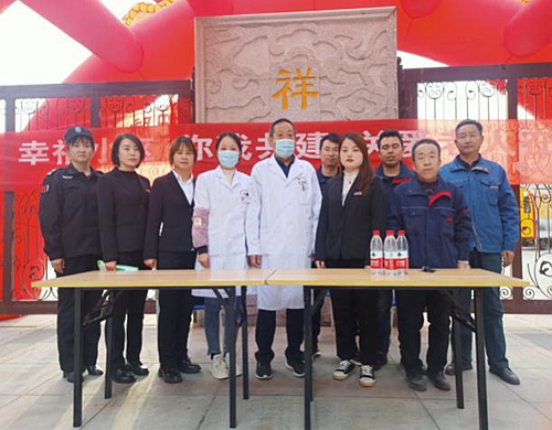 大秦置业公司秦和物业神南华府管理处举办“幸福小区  你我共建  浓浓敬老情”义诊活动