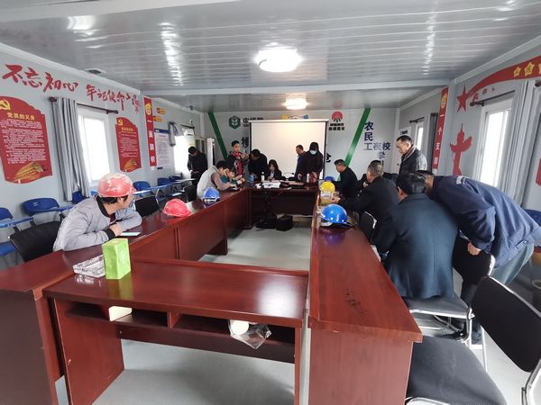 陕煤建设天工公司让农民工拿上工资卡 心里笑哈哈