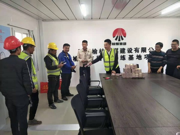 陕煤建设榆林公司农民工干活不“忧薪”