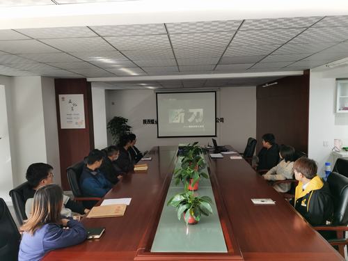 陕煤建设咸阳分公司组织团员观看抗美援朝纪录片《断刀》