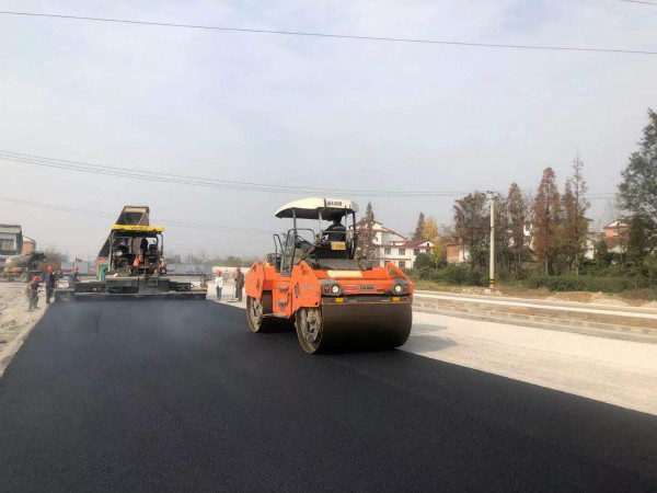 汉中分公司承建的汉中市金华路顺利完成主车道粗粒式沥青混凝土摊铺