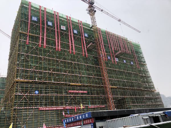 陕煤建设韩城分公司承建的彬长大佛寺矿新增生产生活设施1#职工宿舍工程顺利封顶