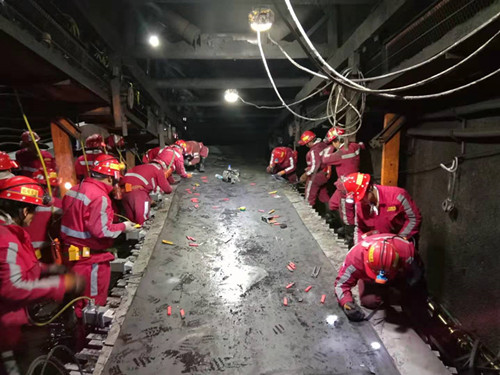 陕煤建设机电安装公司硫化班组在实践中落实学习成效