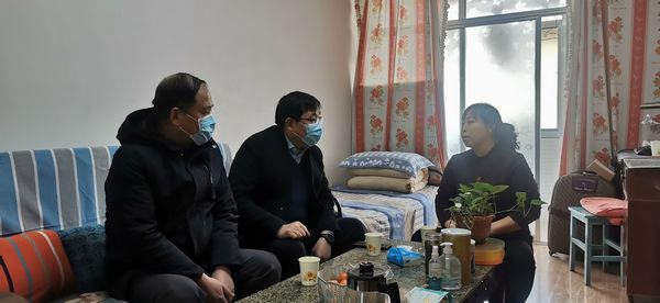 陕煤建设天工公司党政工访贫困  “疫”常精彩送温暖