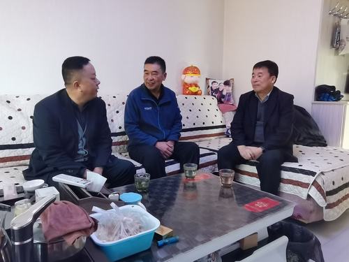 陕煤建设铜煤公司党政领导春节前夕慰问困难职工