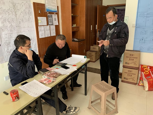 陕煤建设澄合分公司第一机电安装队让农民工开开心心过大年