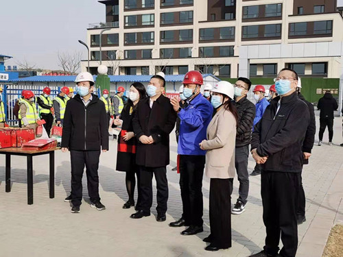 空港新城管理委员会副主任胡新建走访慰问空港PPP项目就地过年职工