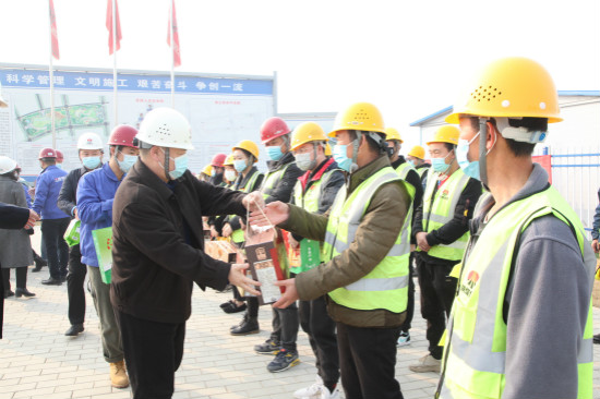 宁兴刚一行深入空港新城中心公园项目慰问一线职工