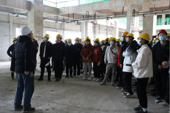 陕西理工大学百位师生走进陕煤建设汉中分公司天汉坊工地参观学习