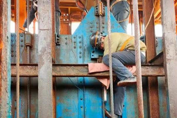 陕煤建设矿建二公司王峰项目部罐笼防坠器脱钩试验顺利完成