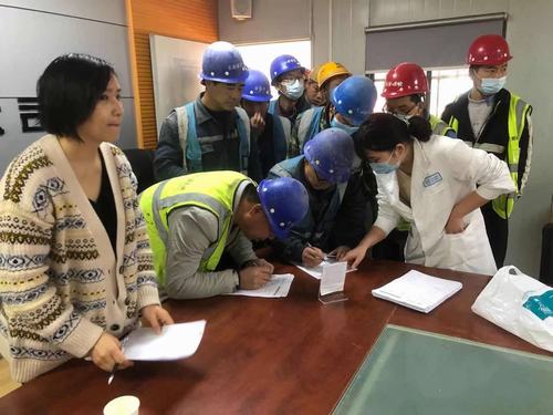 陕煤建设铜煤公司西安项目部组织现场劳务工人进行健康体检