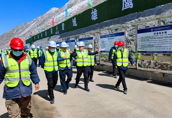 中国交建总承包公司总经理王俊一行深入陕煤建设矿建三公司天山项目部检查指导工作