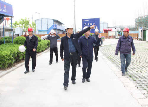 侯本英深入山水逸境小区、老城改造项目调研指导工作