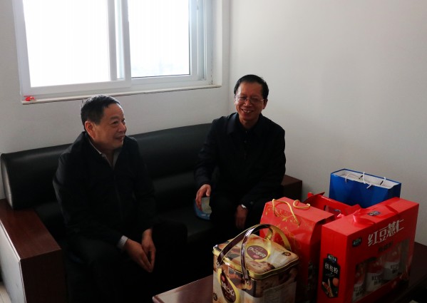 陕煤建设澄合分公司“五一”前夕走访慰问劳动模范