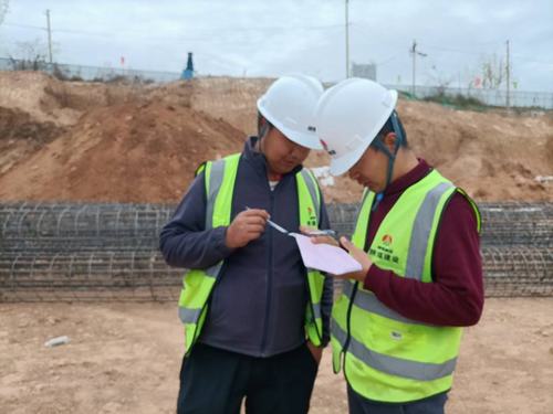 五一节日坚守一线的铜煤青年