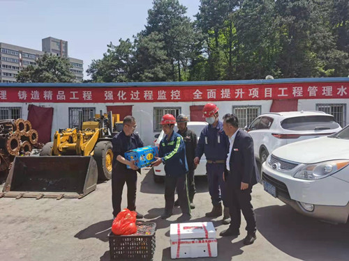 情系职工鼓干劲 走访慰问暖人心