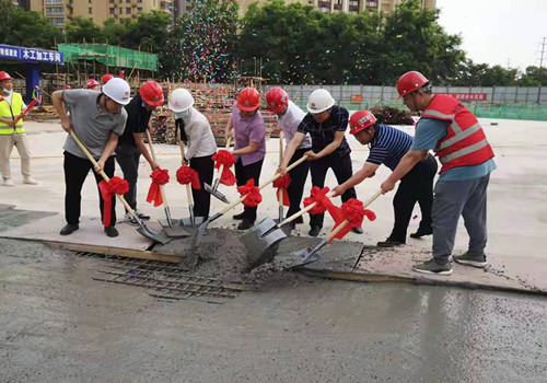 陕煤建设咸阳分公司承建的咸阳市城市停车场BOT项目钓台广场地下停车场顺利封顶