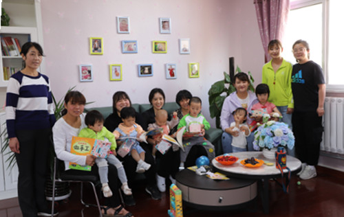 大手拉小手 小花朵笑开花