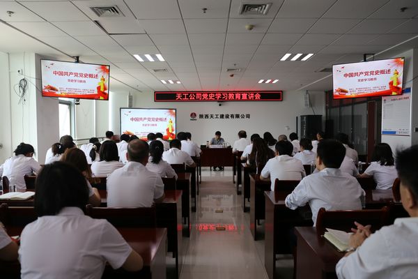 侯本英深入党建联系点讲党课