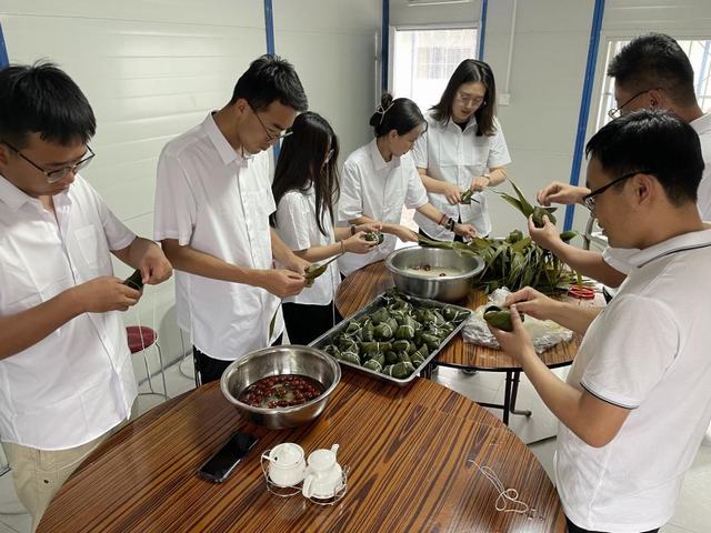 陕煤建设西北分公司开展“品味端午，传承文明”包粽子活动