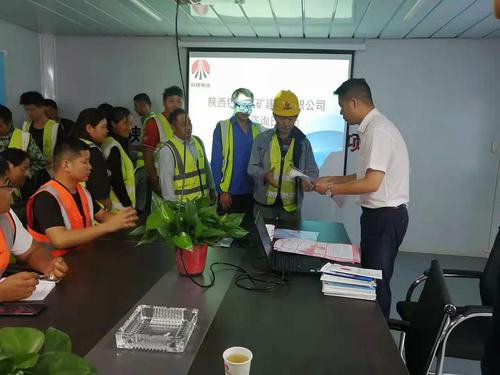 陕煤建设铜煤公司 深入施工现场开展“安全宣传咨询日”活动