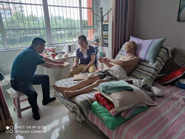 陕煤建设矿建二公司党总支开展困难党员慰问活动