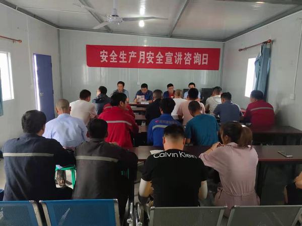 陕煤建设矿建二公司开展“安全生产咨询日”活动